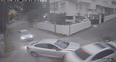 Ambulansı takip ederken kaza yapan araçtaki vatandaşın yaşadığı şok kamerada