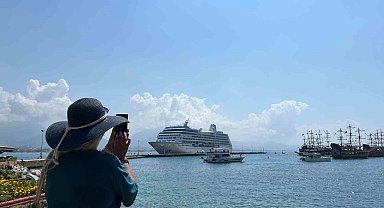 Amerikalı 602 yolcu ve 393 mürettebatlı dev kruvaziyer Alanya'da