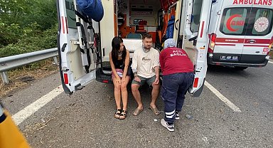 Anadolu Otoyolu'nda minibüs bariyere saplandı: 7 kişi yaralandı