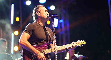 Anadolu rock müziğinin sevilen ismi Kıraç, Erzincan'da konser verdi