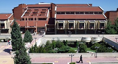 Anadolu Üniversitesi Kütüphanesi bilgiye açılan kapı olmayı sürdürüyor