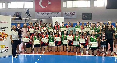 ANALİG Voleybol yarı finalinde kız takımı Türkiye finallerine yükseldi