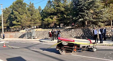 Aniden yola çıkan tarım aracına otomobil çarptı, yola düşen sürücü başka bir aracın altında can verdi