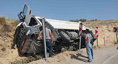 Ankara'da kontrolden çıkan kamyon devrildi: 1 yaralı