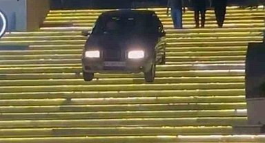 Ankara'da sürücü otomobiliyle AVM merdivenlerden inmeye çalıştı