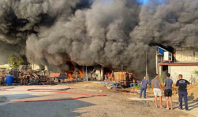 Antalya'da 2 depo yangında küle döndü