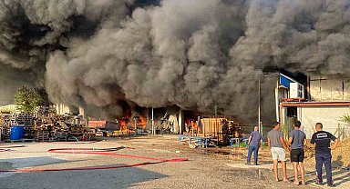 Antalya'da 2 depo yangında küle döndü