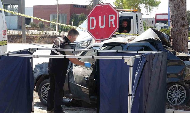 Antalya'da ağaca çarpan otomobilin sürücüsü hayatını kaybetti
