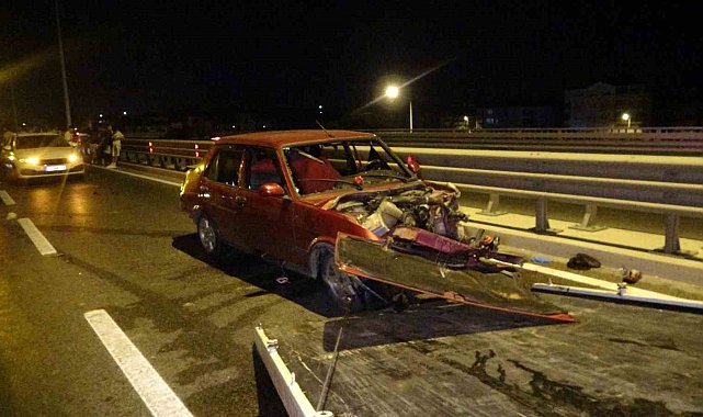 Antalya'da aynı yerde iki ayrı kaza 2 kişinin yaralanmasına, trafiğin de 2 saat kapanmasına neden oldu