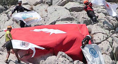 Antalya'da dağcılar Zafer Bayramı'na özel Türk bayrağı açtı