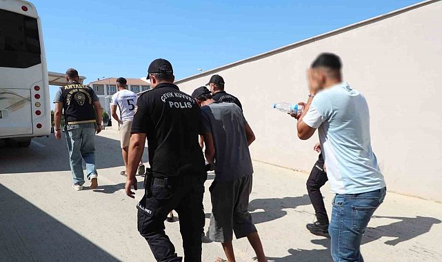Antalya'da eş zamanlı düzenlenen operasyonda 80 aranan şahıs yakalandı
