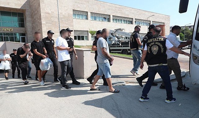 Antalya'da eş zamanlı operasyonlarda 236 aranan şahıs yakalandı
