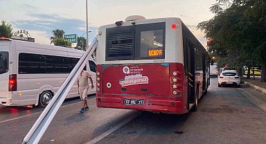 Antalya'da halk otobüsüne karavan tentesi saplandı