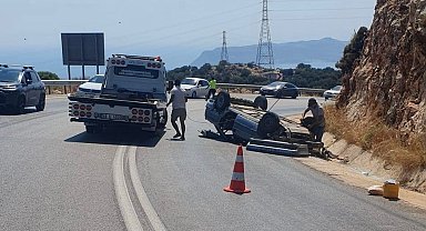 Antalya'da otomobil dağlık alana çarparak ters döndü: 2 yaralı