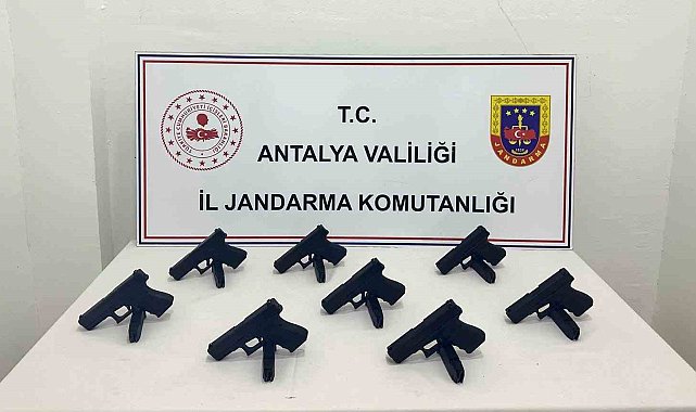 Antalya'da otomobilden 8 ruhsatsız tabanca çıktı