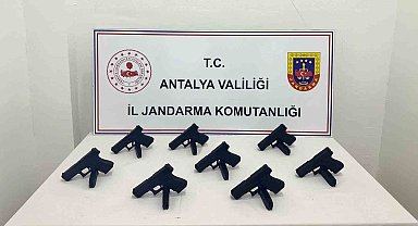 Antalya'da otomobilden 8 ruhsatsız tabanca çıktı