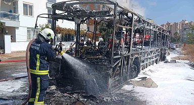 Antalya'da özel halk otobüsü park halindeyken alev alev yandı