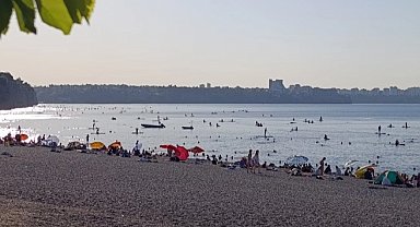 Antalya'da sıcaktan bunalanlar o plaja akın etti!