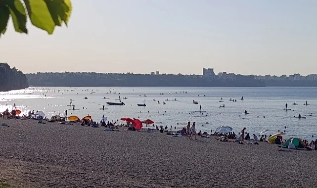 Antalya'da sıcaktan bunalanlar o plaja akın etti!