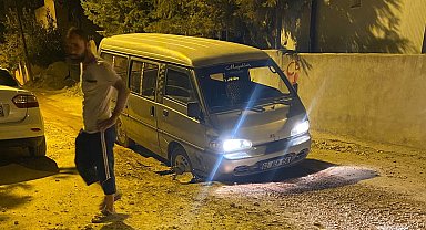 Araç, alt yapı çukurunda mahsur kaldı