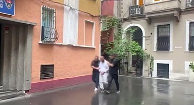 Araç içinde uyuyan şoförü gördü, şarjdaki telefonu böyle çaldı