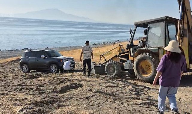Araçlarıyla yolda kalan piknikçilerin yardımına muhtar koştu