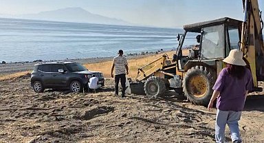 Araçlarıyla yolda kalan piknikçilerin yardımına muhtar koştu