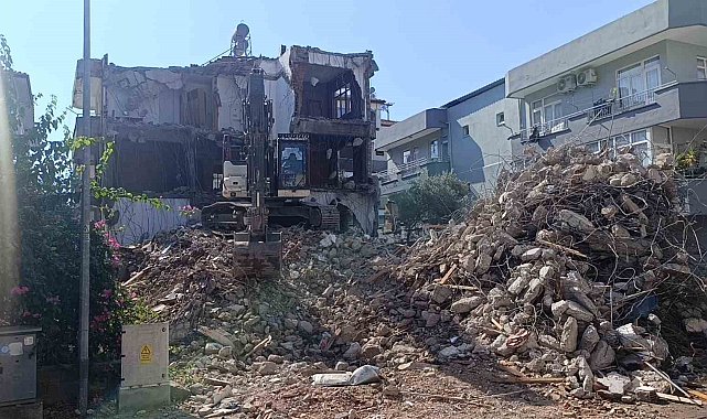Arka sokaktaki yıkım evleri salladı, panikleyen mahalleli 112'yi aradı