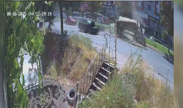 Arkadan çarptığı kamyoneti devirdi: 4 yaralı