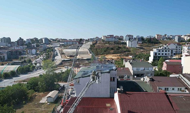 Arnavutköy'de 5 katlı binanın çatısında çıkan yangın paniğe neden oldu