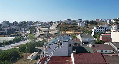 Arnavutköy'de 5 katlı binanın çatısında çıkan yangın paniğe neden oldu