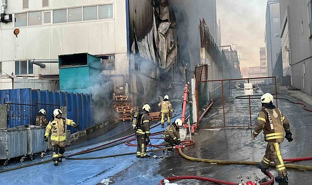 Arnavutköy'de 6 katlı fabrikada yangın