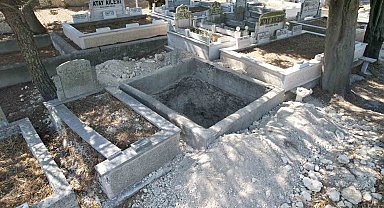 Arnavutköy'de define bulmak amacıyla kazılan mezarlık mahalleliyi isyan ettirdi