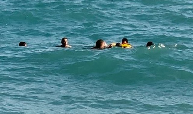 Arnavutköy'de denize giren kişi son anda ölümden döndü