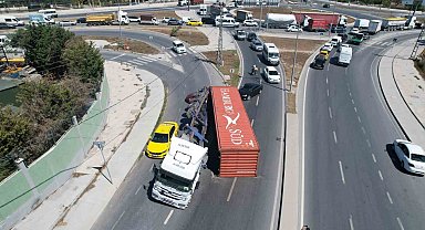 Arnavutköy'de facia ucuz atlatıldı: Kömür yüklü tırın konteyneri böyle yola devrildi