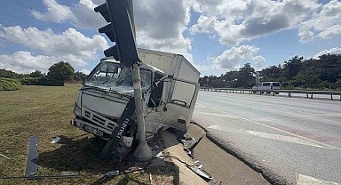 Arnavutköy'de freni patlayan kamyonet önce reklam panolarına sonra trafik ışığına çarptı: 1 yaralı