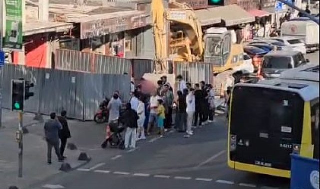 Arnavutköy'de motokurye bariyerleri yıkıp inşaat alanına daldı
