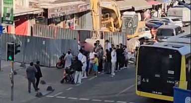 Arnavutköy'de motokurye bariyerleri yıkıp inşaat alanına daldı