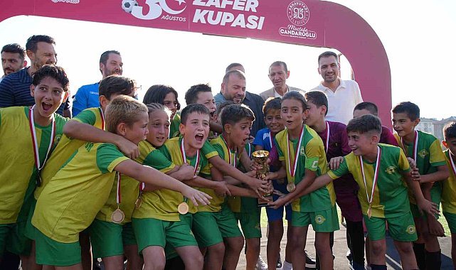Arnavutköy'de U-11 Minikler Futbol Şampiyonası Zafer Bayramı coşkusuyla gerçekleşti
