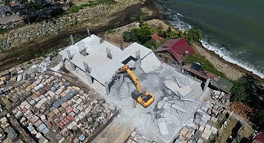 Arsin'de tartışma konusu olan kaçak yapı ile ilgili yıkım kararı gerçekleştirildi