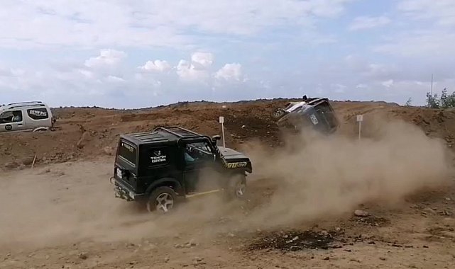 Artvin'de off-road yarışlarında yürekler ağza geldi: 2 araç devrildi