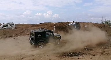 Artvin'de off-road yarışlarında yürekler ağza geldi: 2 araç devrildi