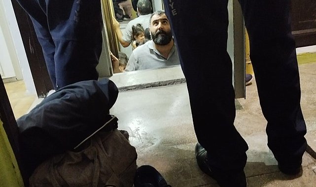 Asansörde kalan aileyi ekipler kurtardı