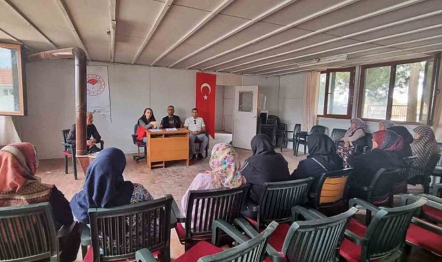 Aslanapa'da üreticilere çilek üretimi ile ilgili eğitim verildi