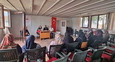 Aslanapa'da üreticilere çilek üretimi ile ilgili eğitim verildi
