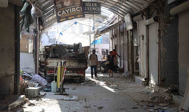 Asrın felaketinde hasar alan Tarihi Uzun Çarşı'da restorasyon çalışması yıkımla başladı