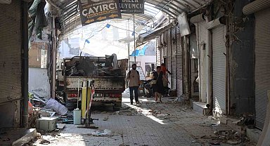 Asrın felaketinde hasar alan Tarihi Uzun Çarşı'da restorasyon çalışması yıkımla başladı
