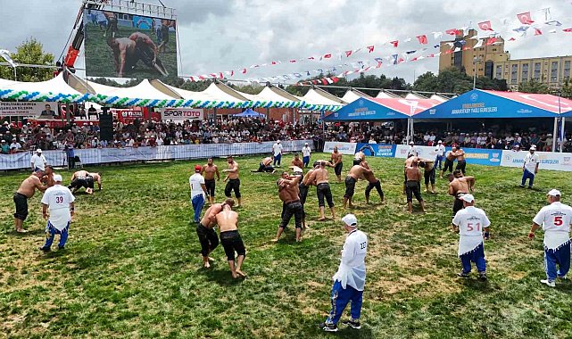 Ata sporunun kalbi Arnavutköy'de attı: İstanbul'un Kırkpınar'ı binlerce güreş severi buluşturdu