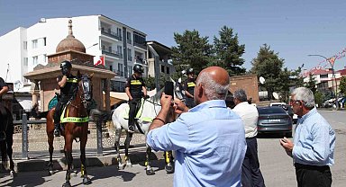 Atlı polisler tarihi ilçe Ahlat'ın caddelerinde