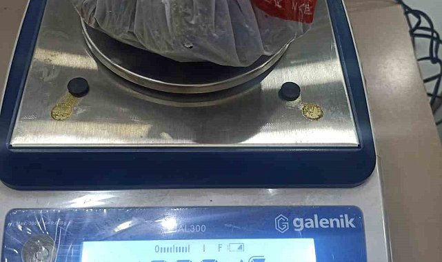 Attıkları poşetten uyuşturucu çıktı